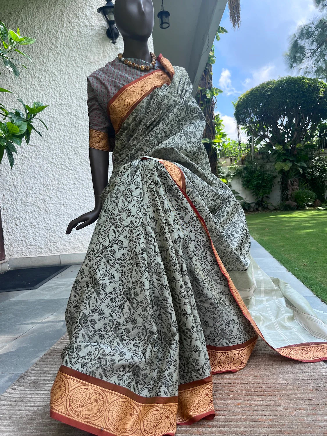 Timeless Elegance of Banarasi and Handloom Sarees for Weddings